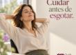 Profissional faz uma pausa no escritório, junto a um portátil fechado, com a frase “Cuidar antes de esgotar.” e o logótipo da Quick Massage.