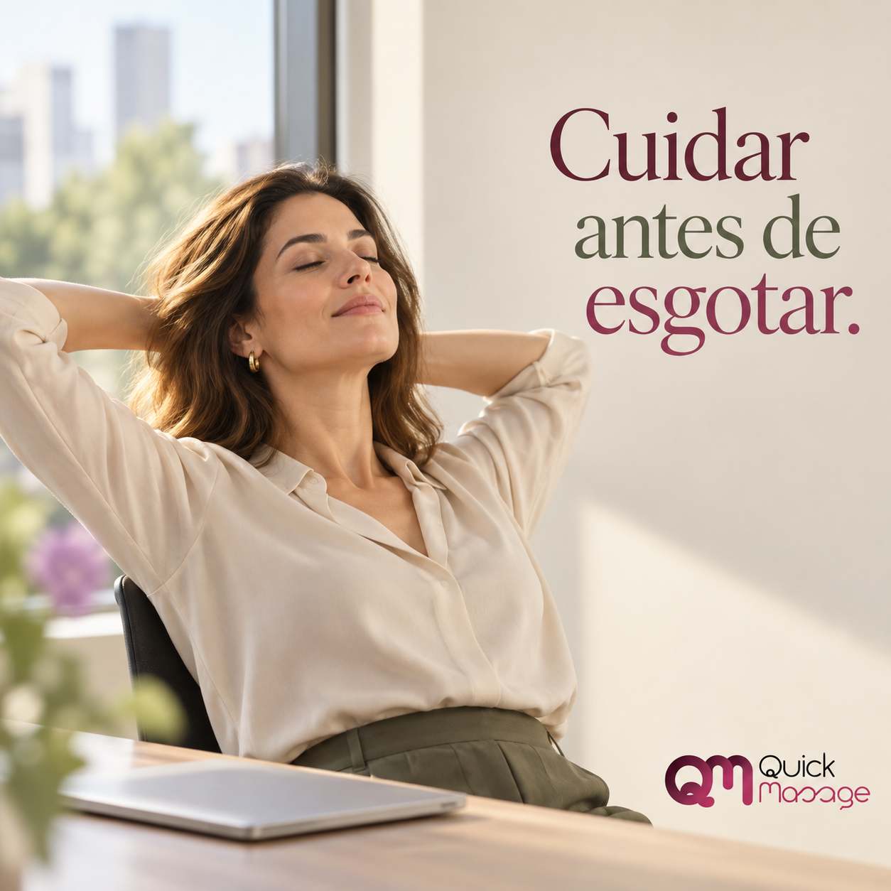 LinkedIn_Artigo 1 Profissional faz uma pausa no escritório, junto a um portátil fechado, com a frase “Cuidar antes de esgotar.” e o logótipo da Quick Massage.